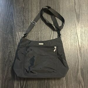 🍍BAGGALLINI CROSSBODY 🍍11” width🍍11”depth🍍front zip pocket 🍍RK